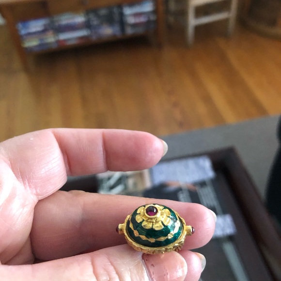 Faberge Half egg with rabbit sitting in it. Gold plated silver, green with 3 sto - Picture 3 of 6